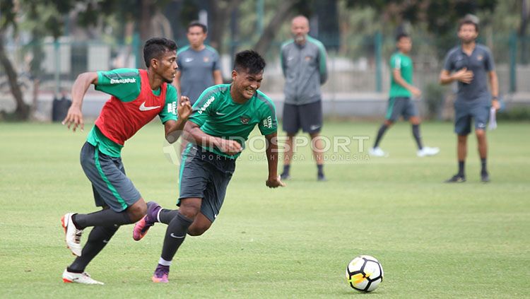 Zulfiandi (kiri) melewati M Nur Hardianto dalam latihan Timnas U-23 di Lapangan ABC, Senayan, Jakarta. Copyright: © Herry Ibrahim/INDOSPORT