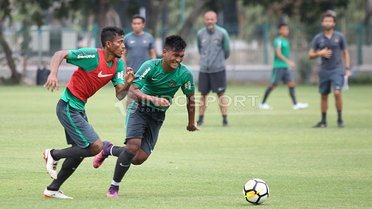 Zulfiandi (kiri) melewati M Nur Hardianto. Copyright: © Herry Ibrahim/INDOSPORT