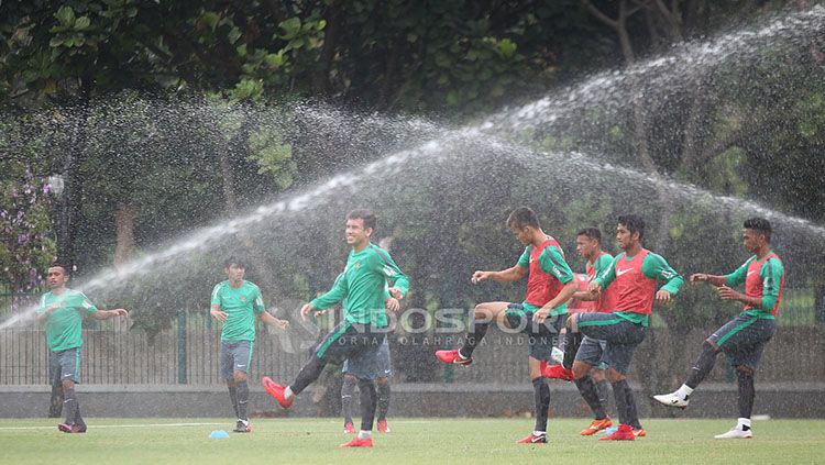 Para pemain Timnas U-23 melakukan pemanasan sebelum melakukan latihan. Copyright: © Herry Ibrahim/INDOSPORT