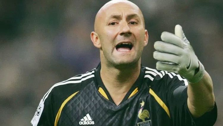 Fabien Barthez, mantan kiper Timnas Prancis. Copyright: © footyjokes.net