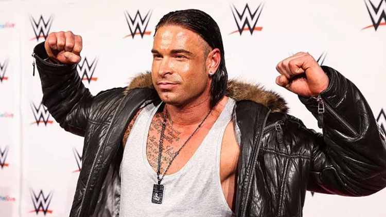 Tim Wiese, mantan penjaga gawang (kiper) Kaiserslautern yang malah banting stir jadi pegulat World Wrestling Entertainment (WWE). Copyright: © footyjokes.net