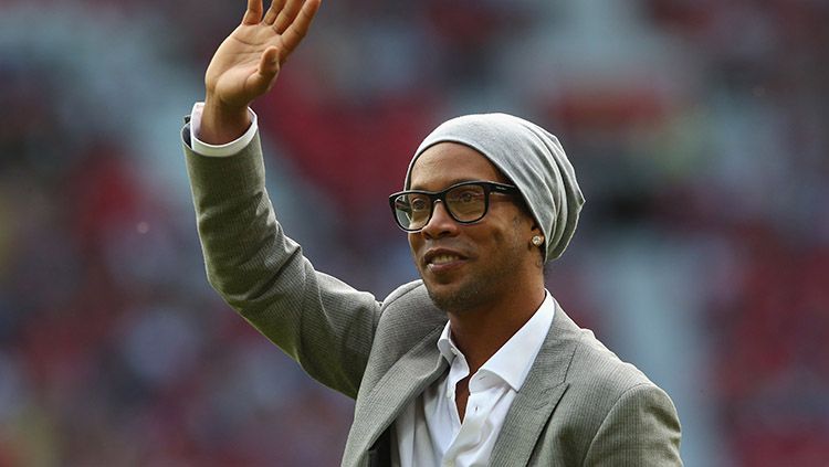 Ronaldinho sepertinya akan mendekam lama di penjara Paraguay karena terindikasi melakukan kejahatan lainnya. Copyright: © Getty Images