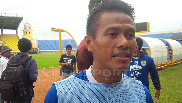 Gelandang klub Liga 1 2020 Persib Bandung, Ghozali Siregar, memberikan tanggapan terkait kabar tim Liga 2 2020 PSMS Medan yang tertarik untuk merekrutnya. Copyright: © Arif Rahman/INDOSPORT