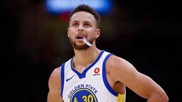 Stephen Curry bantu membawa Golden State Warriors memenangkan game ketiga laga final Wilayah Barat NBA Playoffs 2019. Copyright: © Getty Images