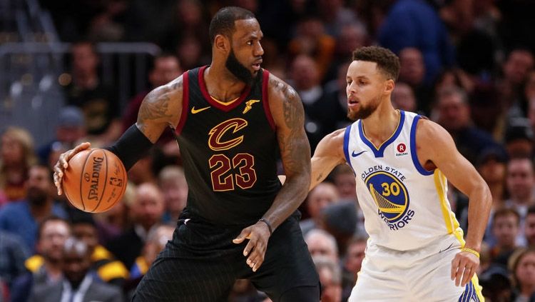 Stephen Curry (kanan) kawal LeBron James yang tengah membawa bola. Copyright: © Getty Images