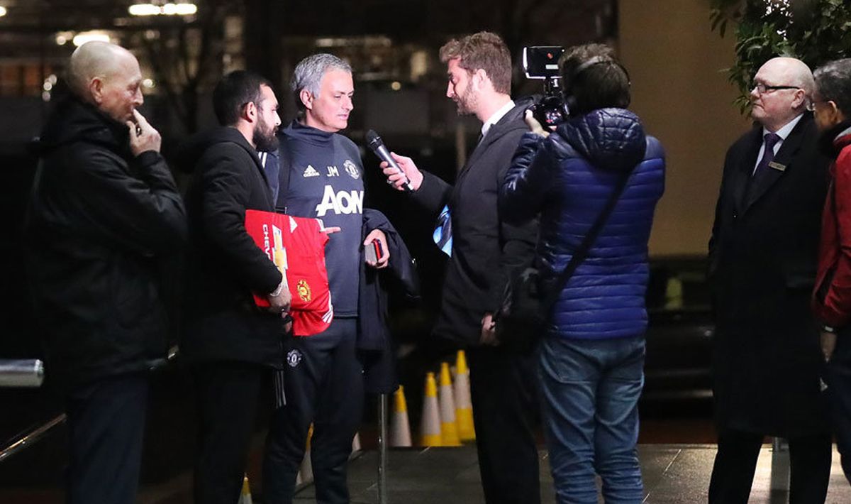 Jose Mourinho tidak mengetahui saat di wawancarai wartawan Italia yang akan ngerjain dirinya. Copyright: © The Sun