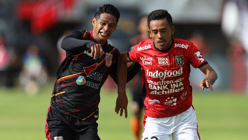 M. Riduan (kiri) saat bermain untuk Borneo FC di Piala Presiden 2018. Copyright: © Twitter@PusamaniaBorneo