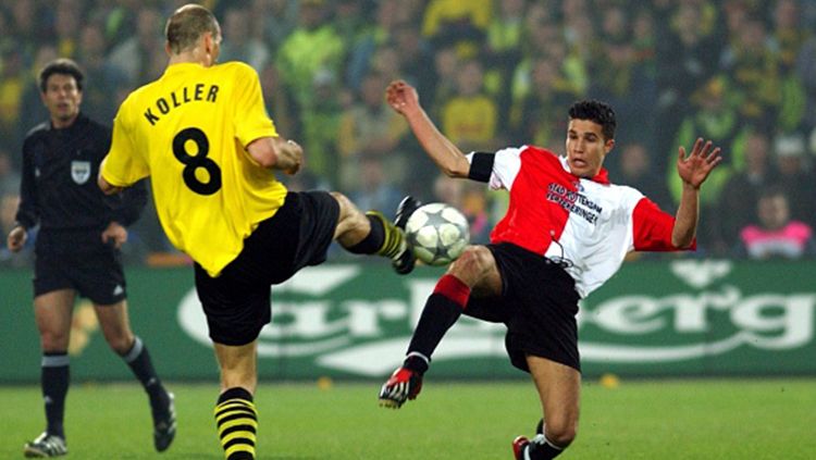 Robi van Persie (kiri) sedang berebut bola dengan pemian Dortmund, Jan Koller. Copyright: © Getty Images