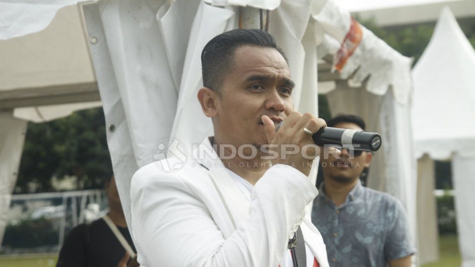 Valentino Jebret Simanjuntak menjadi komentator dalam AIA Championship 2018. Copyright: © INDOSPORT/Abdurrahman.R