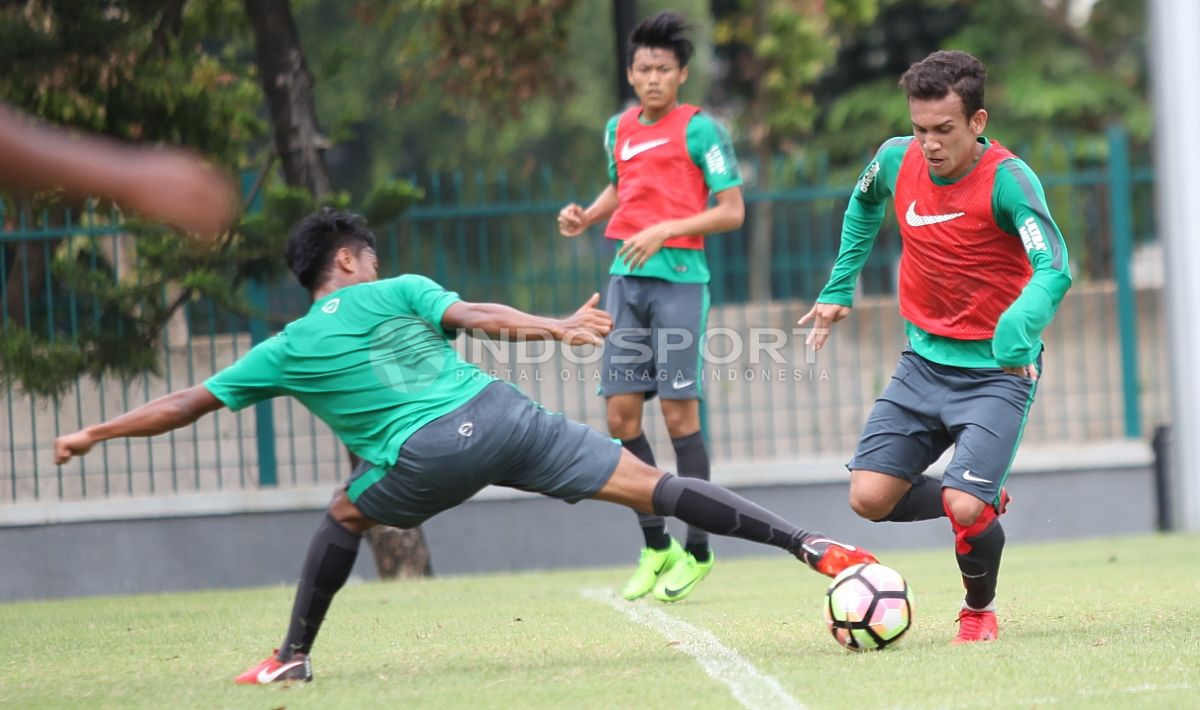 Aksi Egy Maulana Vikri (kanan) mengecoh Hargianto. Herry Ibrahim Copyright: © Herry Ibrahim/INDOSPORT