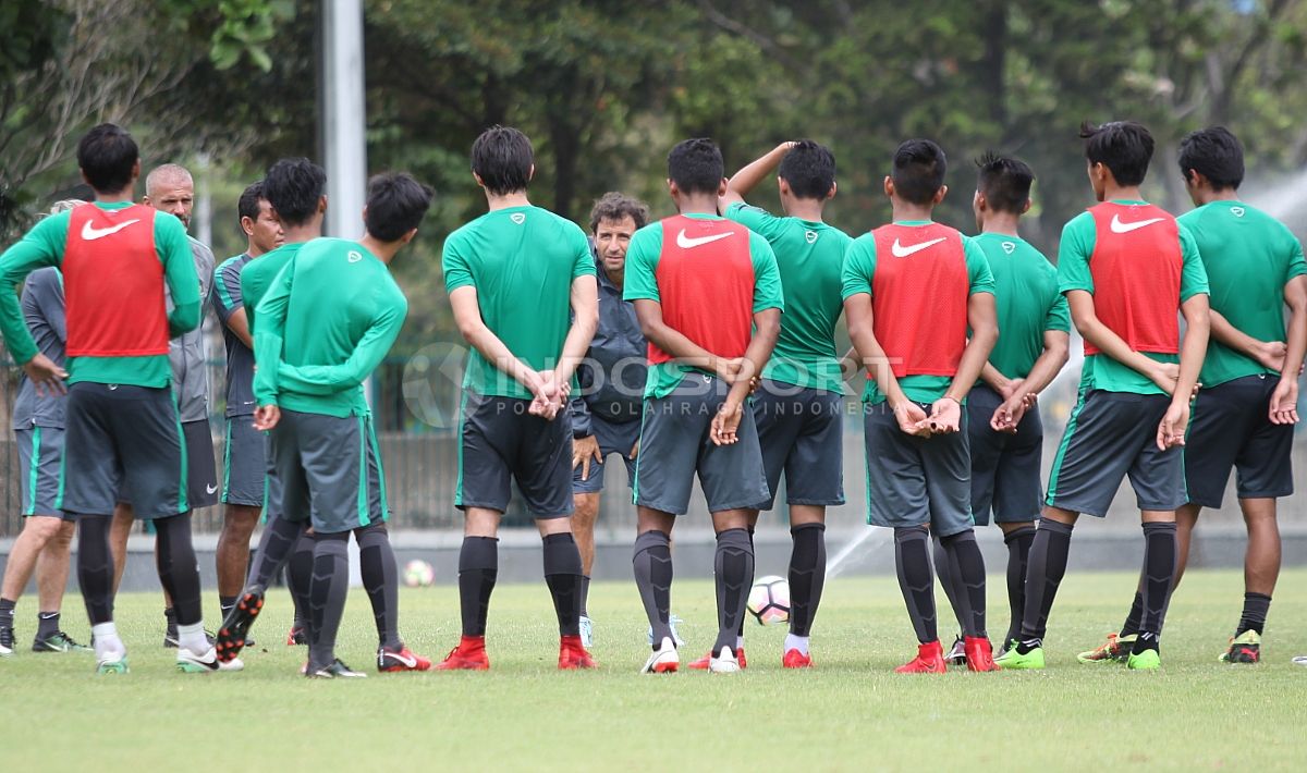 Briefing para pemain Timnas U-23 dengan Luis Milla sebelum babak kedua. Herry Ibrahim Copyright: © Herry Ibrahim/INDOSPORT