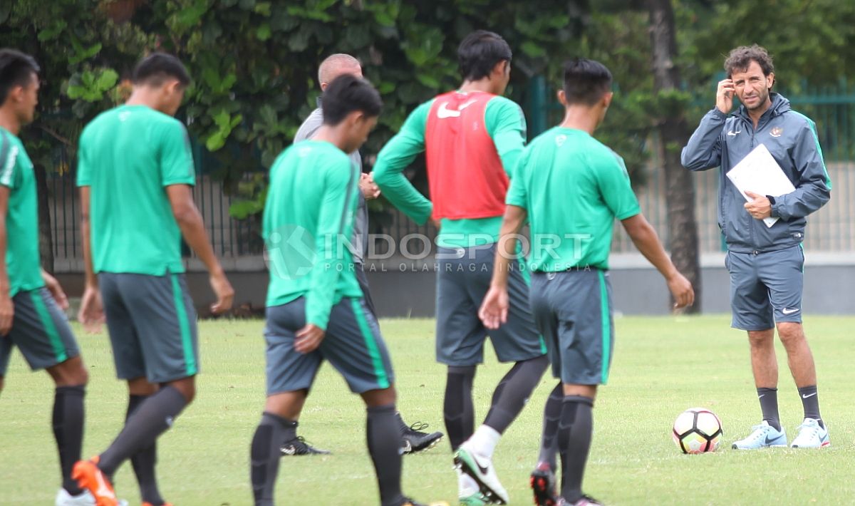 Pelatih Luis Milla (kanan) menanti para pemainnya di tengah lapangan. Herry Ibrahim Copyright: © Herry Ibrahim/INDOSPORT