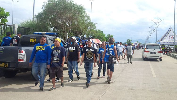 Bobotoh berjalan menuju stadion Gelora Bandung Lautan Api. Copyright: &copy; Arif Rahman/INDOSPORT