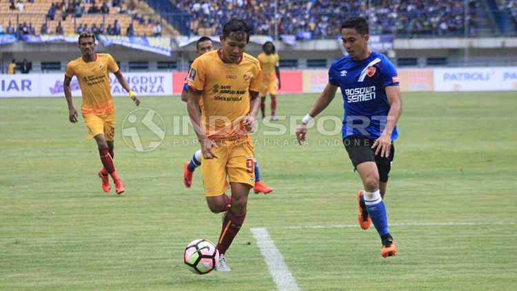 Adam Alis (kiri) dijaga ketat oleh pemain PSM Makassar. Copyright: © Arif Rahman/INDOPSORT