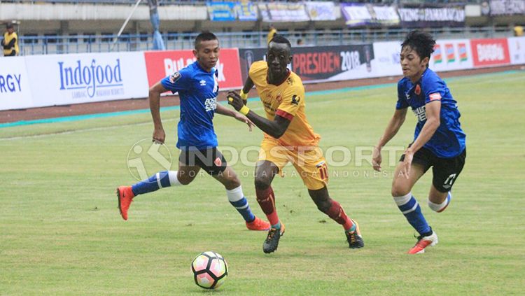 Makan Konate (tengah) dijaga ketat oleh dua pemain PSM Makassar. Copyright: © Arif Rahman/INDOPSORT