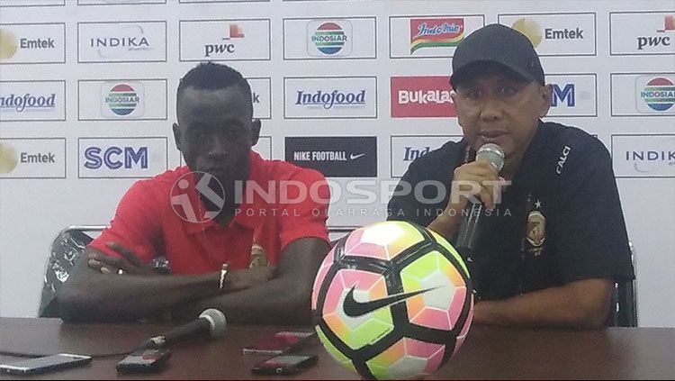 Rahmad Darmawan dan Makan Konate Copyright: © Gita Agiet/INDOSPORT