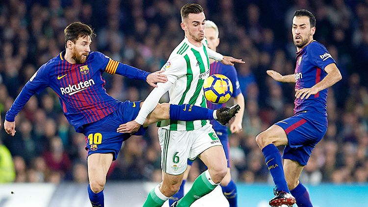 Fabian Ruiz (tengah) berusaha melewati Lionel Messi dan Sergio Busquets. Copyright: © Getty Images