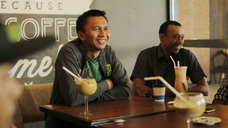 Presiden Klub Persebaya, Azrul Ananda berbincang santai dengan perwakilan Bonek. Copyright: © persebaya.id