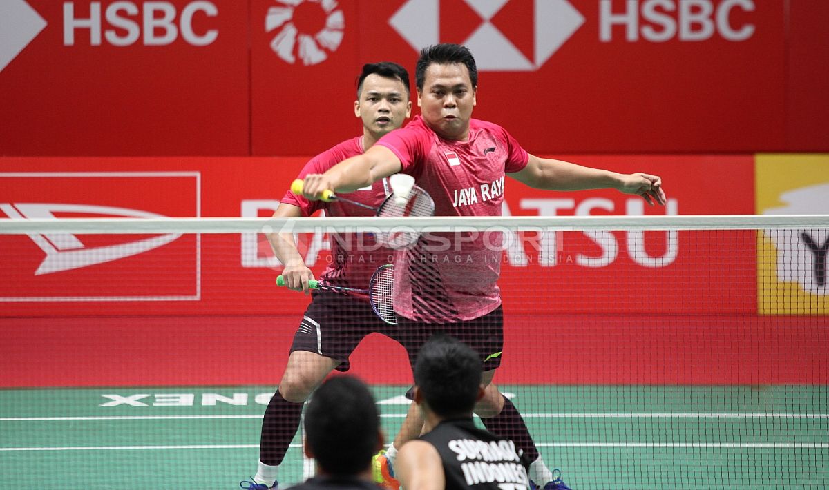 Markis Kido/Hendra Aprida Gunawan mengembalikan kok ke arah Lukhi Apri Nugroho/Tedi Supriadi. Copyright: © Herry Ibrahim/INDOSPORT