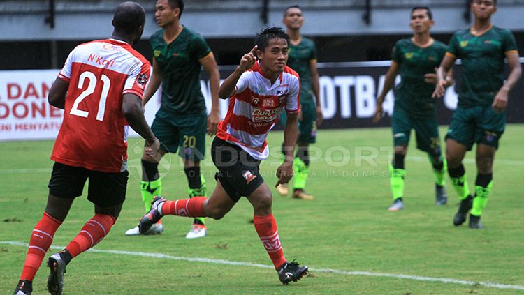 Selebrasi Bayu Gatra saat mencetak gol untuk Madura United. Copyright: © Ian Setiawan/INDOSPORT