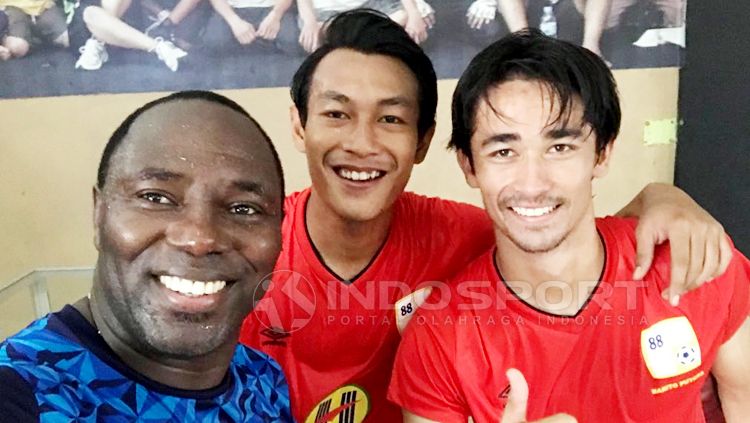 Pelatih Luis Milla mencontohkan operan kepada pemainnya. Copyright: Â© Herry Ibrahim/INDOSPORT