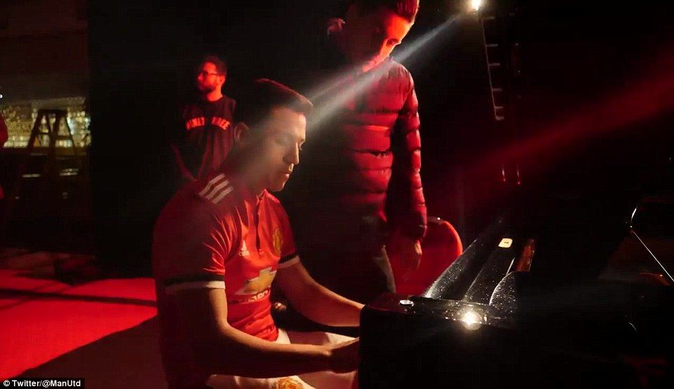 Sanchez menunjukan kemampuannya bermain piano. Copyright: © DailyMail