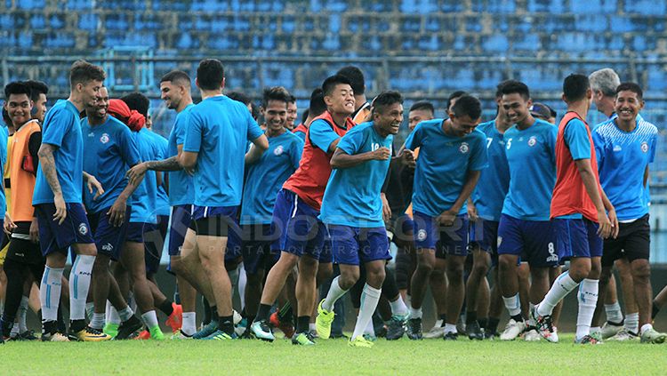 Sukacita pemain Arema FC saat jalani latihan. Copyright: © Ian Setiawan/INDOSPORT