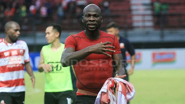 Bek Madura United asal Nigeria, OK John. Copyright: © Ian Setiawan/INDOSPORT