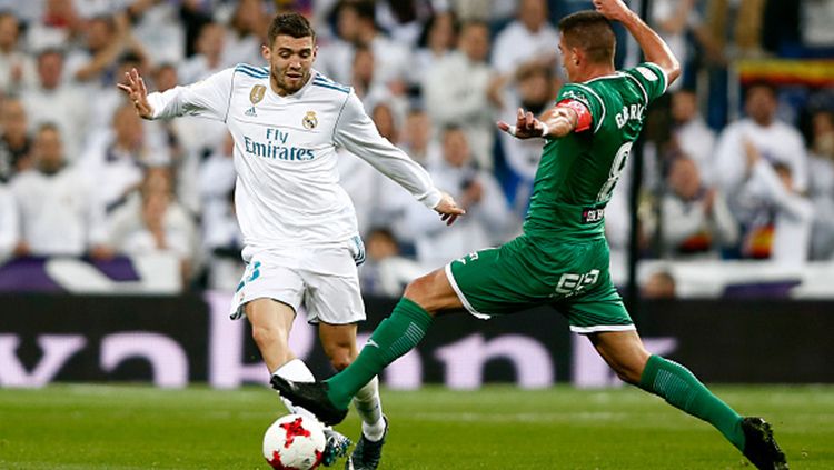 Mateo Kovacic (kiri) mengontrol bola dan Gabriel Pires berusaha gagalkan aksinya. Copyright: © Getty Images