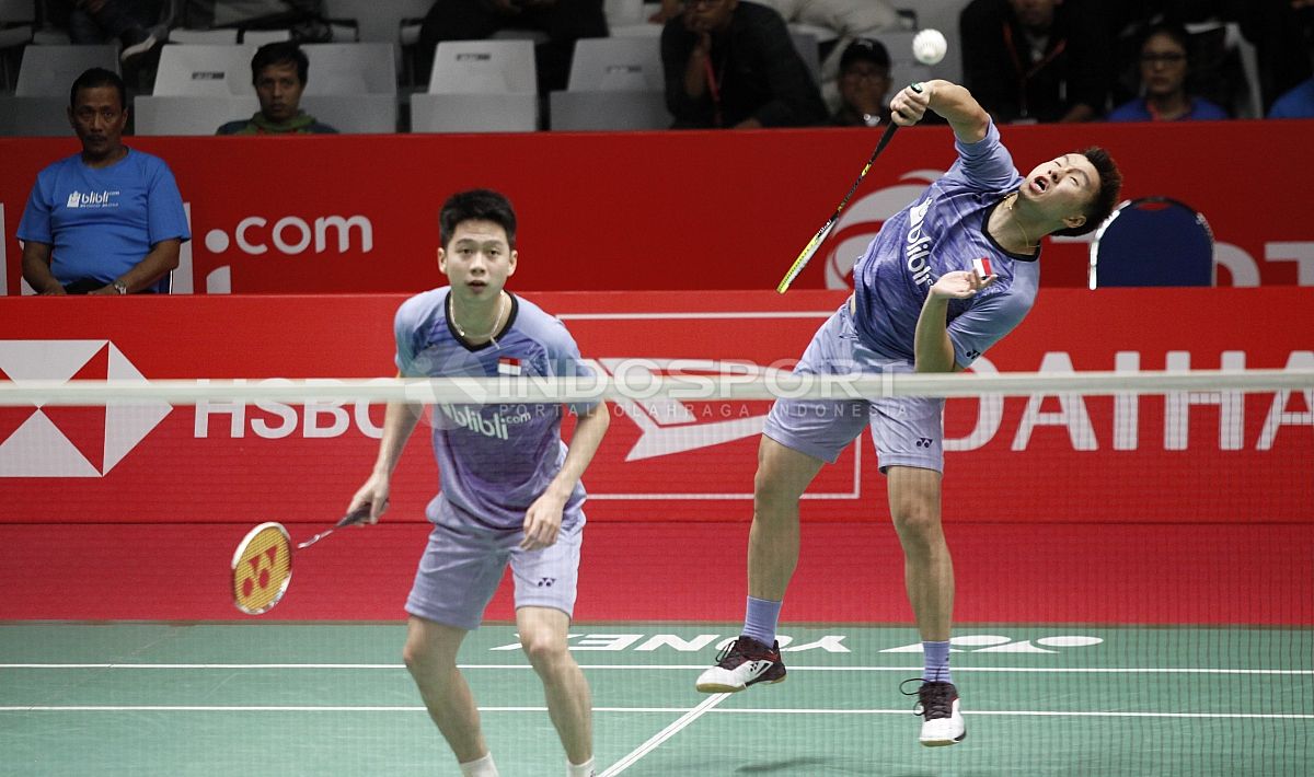 Marcus Fernaldi (kanan) melakukan pukulan smash ke arah Hendra Setiawan/Rian Agung Saputro. Copyright: © Herry Ibrahim/Indosport.com