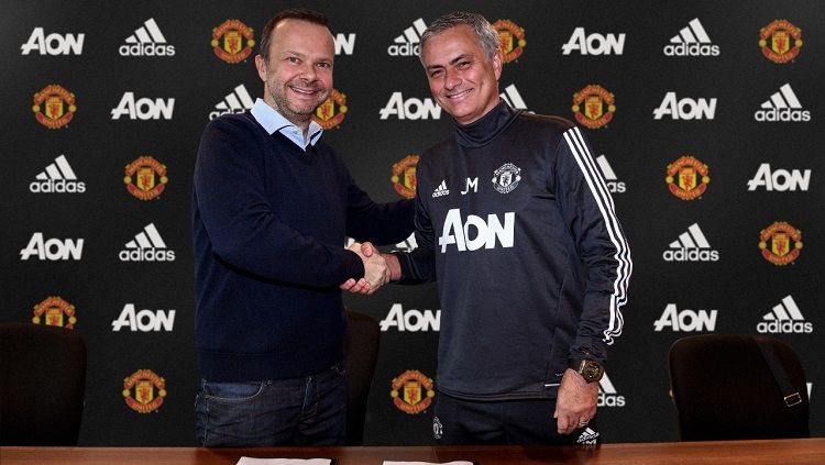 Jose Mourinho (kanan) resmi perpanjang kontrak bersama Manchester United. Copyright: © manutd.com