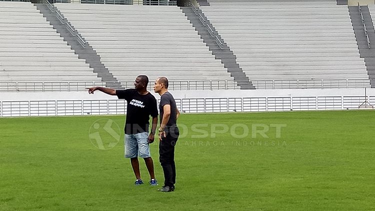 Pelatih Persiba Balikpapan, Wanderley Junior saat berdiskusi. Copyright: © Teddy Rumengan/INDOSPORT
