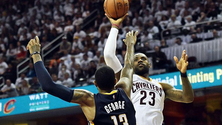 LeBron James mendapat perlawanan dari lawan. Copyright: © sbnation.com