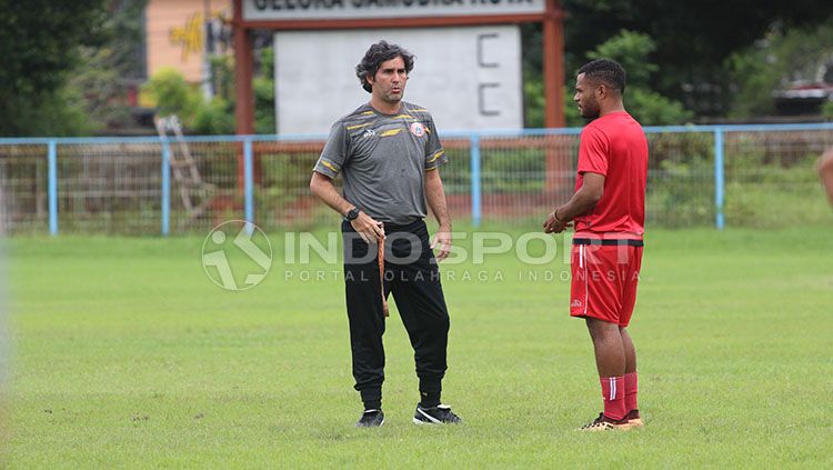Stefano Cugurra Teco saat mengawasi latihan jelang lawan Bali United. Copyright: © Ruddy Kahizan/INDOSPORT