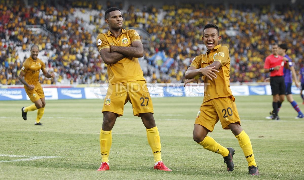 Gaya selebrasi Marinus Manawer (tengah) usai mencetak gol. Copyright: © Herry Ibrahim/Indosport.com