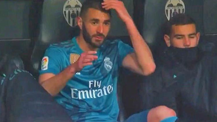 Karim Benzema marah setelah ditarik keluar. Copyright: © BEINSPORT