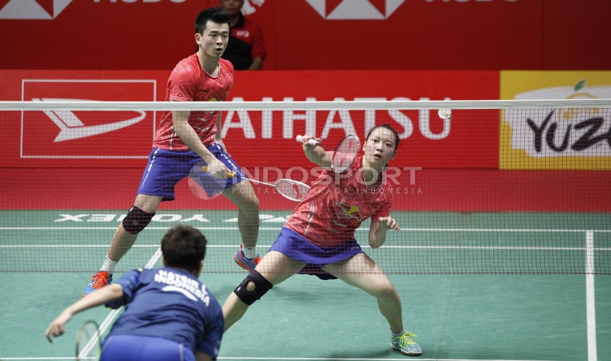 Zhing Siwei dan Huang Yaqiong melawan ganda campura Indonesia di Indonesia Masters 2018. Copyright: © Herry Ibrahim/INDOSPORT