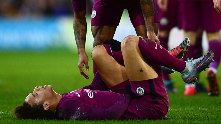 Leroy Sane terjatuh usai ditekel oleh pemain Cardiff City. Copyright: © Getty Images