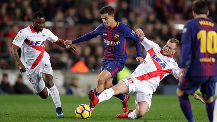 Philippe Coutinho dihadang oleh pemain Alaves. Copyright: © Getty Images