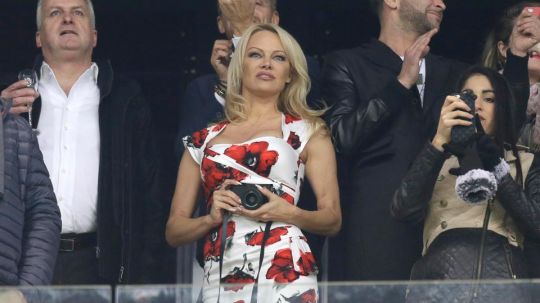 Pamela Anderson saat hadir langsung ke stadion mendukung pacarnya Adil Rami. Copyright: &copy; AP