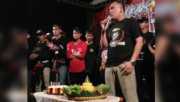 CEO Cilegon United FC, Yudhi Apriyanto memberikan anniversary Volcano Cilegon yang ke-18. Copyright: © Cilegon United