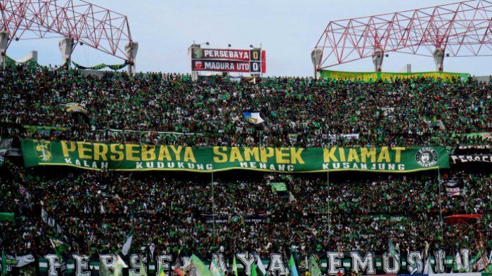 Bonek Mania di Stadion Gelora Bung Tomo Copyright: © Tribun News