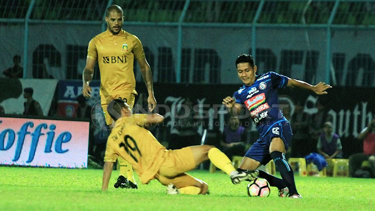 Hendro Siswanto dan Purwaka Yudhi saat adu kaki berebut bola dengan pemain Bhayangkara FC Copyright: © Ian Setiawan/INDOSPORT