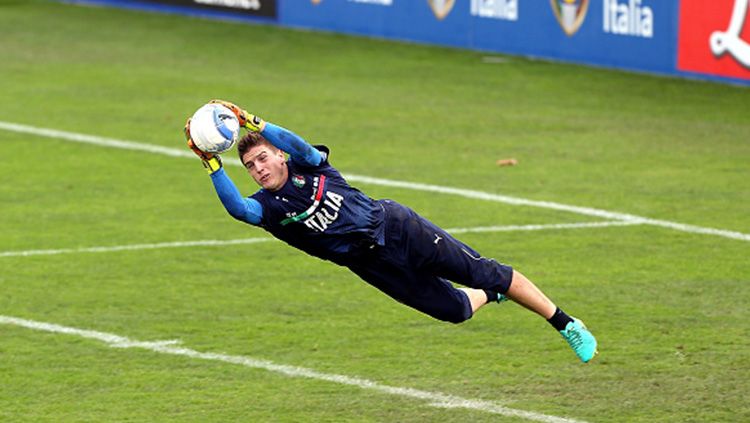 Alessio Cragno mengamankan bola saat jalani latihan bersama Timnas Italia. Copyright: © Getty Images