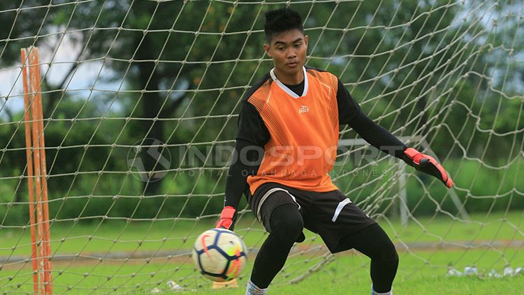 Kiper Kurniawan Kartika Ajie saat latihan bersama Arema FC menjelang laga Liga 1. Copyright: © Ian Setiawan/INDOSPORT