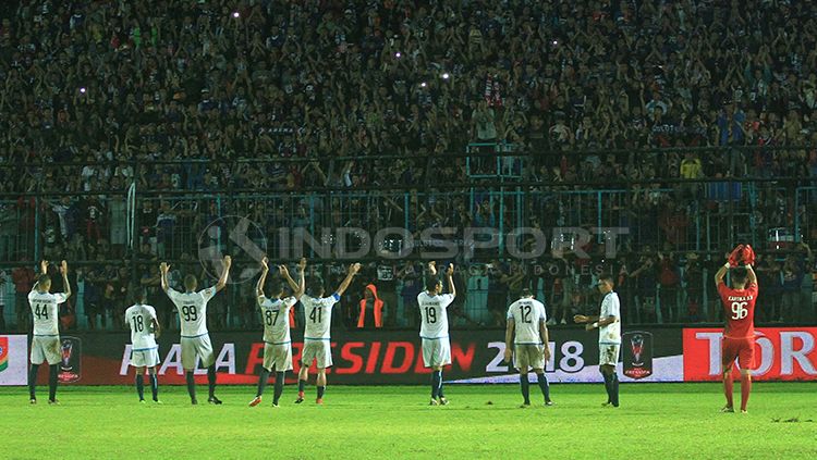 Tepuk tangan para pemain Arema FC dibentukan sebagai ucapan terima kasih kepada Aremania. Copyright: © Ian Setiawan/INDOSPORT
