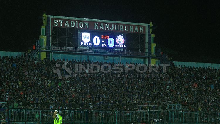 Aremania saat memberikan dukungan langsung di GBK. Aremania saat memberikan dukungan langsung di GBK. Copyright: Â© Herry Ibrahim/INDOSPORT