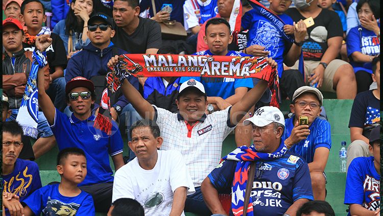 Aremania, pendukung Arema FC. Copyright: © Ian Setiawan/INDOSPORT