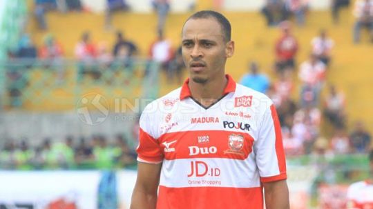 Peter Odemwingie saat bermain untuk Madura United. Copyright: © INDOSPORT