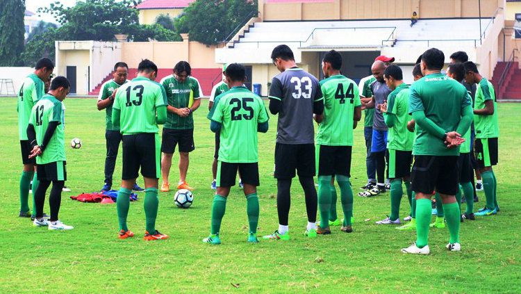 Skuat Persebaya saat menjalani latihan. Copyright: © Ofisial Persebaya